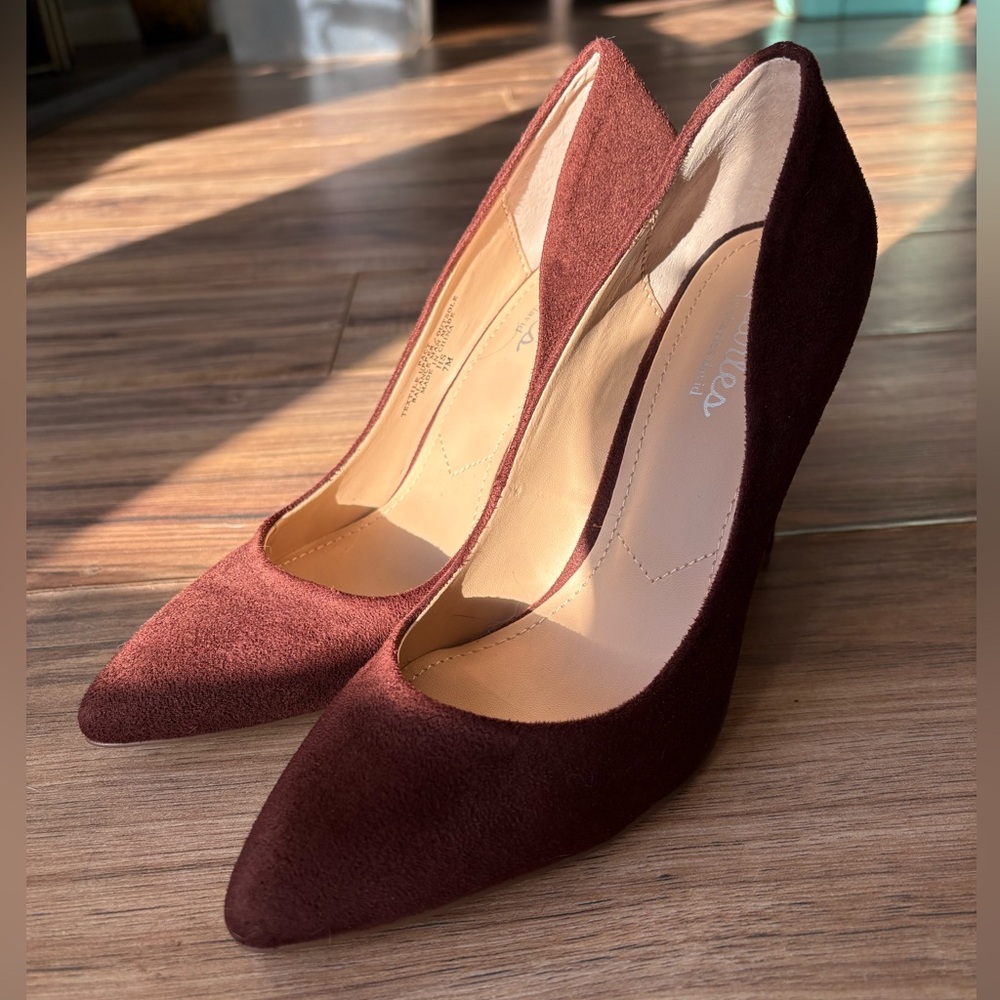 Beautiful brown Charles David never worn heels!